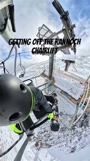 Getting off the Rannoch chairlift #snowboarding