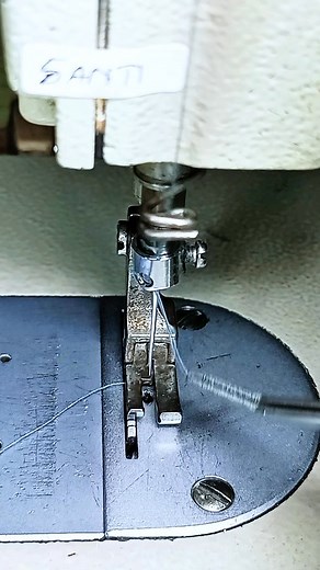 how to thread the sewing thread in the correct direction #sewing #fblifestyle #fashion #diysewing #clothing | Griya Jahit Santi