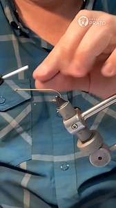 La Fuzzy Wuzzy Minnow nació en la década de 1990 y fue una de las preferidas para pescar el Limay Medio por algunos pescadores que frecuentamos este ambiente en aquellos años, hoy en dia sigue dando excelentes resultados en los ambientes patagónicos. SI QUERÉS VER EL PASO A PASO EN DETALLE MIRÁ EL VIDEO EN NUESTRO CANAL: https://youtu.be/pwZ4RxiB6Xg Para atarla vas a necesitar: • Anzuelo TMC 9395 #6 al 2 • Hilo UTC 70 • Marabu gris • Saddle strung gris • Krystal flash perlado • Dubbing plateado,