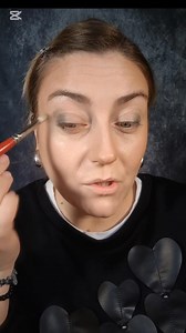 "Makeup mattutino facile e veloce, perfetto anche per pelli mature! ✨ Pochi prodotti, massimo effetto glow! ✨" ✔ Primer illuminante per una base radiosa. ✔ BB cream con SPF per uniformare e proteggere la pelle. ✔ Matitoni verde e marrone per un trucco occhi semplice ma d’impatto. ✔ Mascara intensificante per uno sguardo magnetico. ✔ Terra in stick per un effetto scolpito naturale. ✔ Rossetto liquido per labbra definite e a lunga tenuta. Ti lascio il link nei commenti #MakeupVeloce #TruccoFacile 