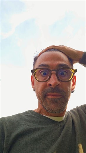 Bouquet du jour! Spéciale commande! J'avais des cures dents du Maroc et des perles en bois qu'on nous avait demandé d'acheter pour la coupe de France pour rien!😅 donc je m'en suis inspiré pour ce bouquet si Spécial. Quelques heures de passé pour une finition ...juste waouh ! Cure dent marocains, petit poivrons, cala, wax, limonium, cocon de ver à soie, nid d euca et nacrés...recouvert de feuilles d'or #bouquetluxe #maitreartisanfleuriste #maitrefleuriste #wedding #weddingdesignerfloral | Lauren