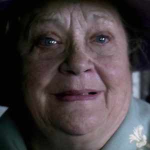 Y así de repente una extraña en un tren te revela un asesinato, ¿cómo lo resolverá esta vez Miss Marple? 🚂🧐 | Pluto TV