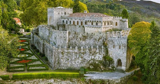 Los 5 castillos más impresionantes de Pontevedra: un bonito Parador, en mitad de la montaña y con jardines centenarios