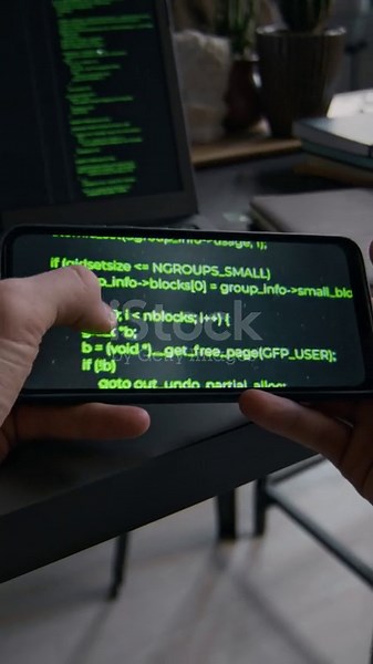 Di uno sviluppatore irriconoscibile che controlla il codice per...