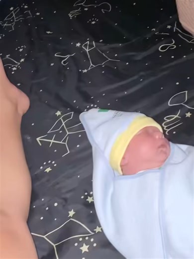 Mới sanh 15 ngày đã đội mưa chạy lũ, thương quá