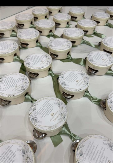 Per i 50 anni di Giovanna abbiamo trasformato la musica in un ricordo da portare a casa, eleganti tamburelli personalizzati, decorati con frasi delle canzoni degli artisti italiani più amati, pronti a far cantare, emozionare e sorridere ogni invitato. #tamburelli #canzoniitaliane #foryou #fyp #perteeeee