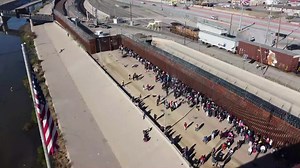 Llegan a la puerta que habilitaron pasando el Río Bravo para entregarse y poder cruzar a El Paso. ¿Quién logra quedarse en El Paso y a quién regresa a Juárez? Hoy entrevista con nuestro abogado David Haro para aclarar, qué es el Título 42 y ahora el Título 8. | Elpasoya