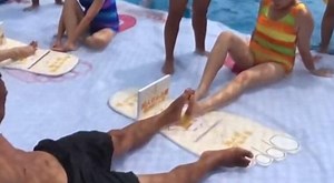 Only for The Kinky: Toe Wrestling Chinese Style | Al Bawaba