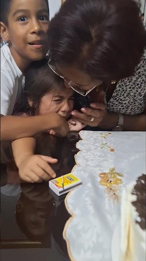 😂 La mordida de torta más divertida 🎂 | ¡Mira la reacción de la primita! 😱