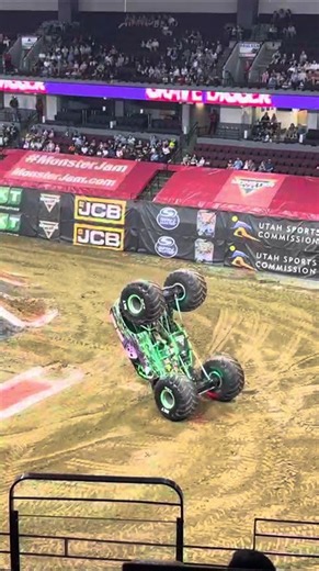 Matt Cody Grave Digger Crash! #monstertruck #monsterjam #gravedigger #crash