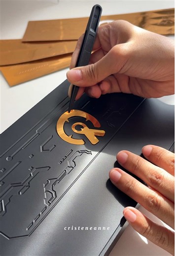 Your ERA, your style ✨ This black keyboard with gold accent gives off that cyberpunk elegance kind of vibe. ERA75 is also VIA supported for key remapping, macros and lighting customization. Having multiple connectivity mode like 2.4gHz and bluetooth wireless, it’s very convenient as a daily driver. In wired mode, it delivers ultra-responsive 8ms latency and a 1000Hz polling rate, giving you the speed and precision needed for competitive gaming. . . . . . 🏷️ cozy desk setup, desk inspo deskgram,