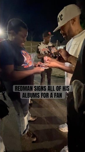 REDMAN FAN PULLS UP ALL REDMAN ALBUMS TO BE AUTOGRAPHED #shorts