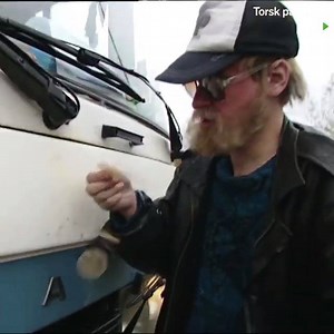 Lasse Kongo som busschaufför måste vara honom alla busschaufförer strävar efter att bli! #torskpåtallin finns i Öppet arkiv: https://www.oppetarkiv.se/video/13158095/en-liten-film | SVT Humor