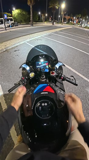 تجربة قيادة BMW M1000RR: قوة وسرعة