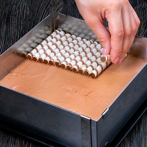 88K views · 85 reactions | Baka en riktigt utsökt och speciell tårta med rullrån - utan ugn Ingredienser: savoiardikex - 400 g mjölk - 200 ml rullrån med fyllning - 300 g fyllning: mascarpone - 400 g socker - 100 g vaniljessens - 5 ml grädde - 600 ml nutella - 150 g kakao - 20 g Springform 24 cm i diameter KYL 2 TIM | Cookrate - Svenska | Facebook