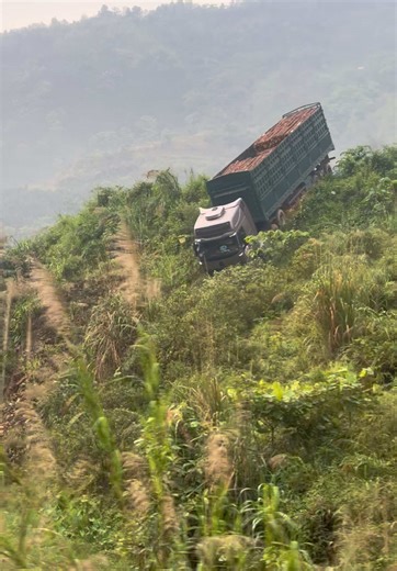 Chiều qua lúc đi ngược chiều gặp các a đúng đoạn hẹp các a đi sang đường e làm mất đà về cứ trách các a rằng đi xe k mà phi nhanh vậy! K nghĩ là xe mất phanh vừa về tới nhà có ông bạn gọi thấy xe công tai nạn k mới ngẩn người ra, thấy mình còn may mắn vì đã nghe đc còi và dừng lại k bị các a đâm vào chỗ đường hẹp. Thật lòng chia buồn cùng các a. Cảm ơn các a vì đã còi từ xa và tránh k va trạm với e, k chắc giờ e cũng k đăng đc vd này rồi🙏🙏🙏