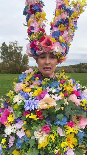 Midsommar Costume Ideas for a Spooky Halloween ☹️