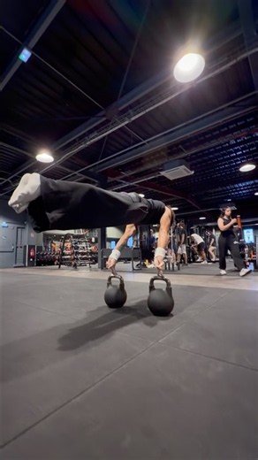 Two fingers 🤯 #calisthenics #workout #sports