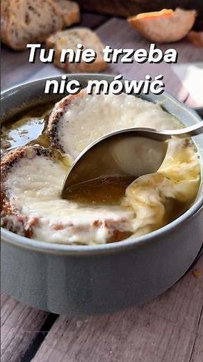 Zupa cebulowa z kozim serem i chrupiącą bagietką