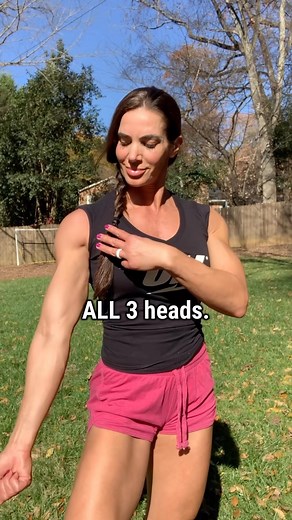 One stop SHOULDERS 💪🏼 If you’ve never heard of the Arnold Press… Well…you’ve probably been living under a rock 😉 This one move TARGETS ALL 3 HEADS of the shoulders, increasing strength, size plus overall definition AND this ALTERNATING SINGLE ARM VARIATION allows for better control and form👌🏼 If you’re already doing these…pat yourself on the back 👏🏼 If you’re not…drop a few sets into your next workout and let me know how it goes 💪🏼 Fueled up with @optimumnutrition 🔥 Link and code in bi