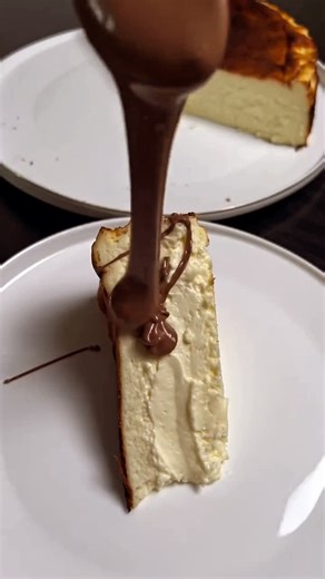 Les Recettes d’Elyanna on Instagram: "✨ Recette exacte (moule de 23 cm) : • 800 g de fromage frais • 400 ml de crème (2 briques, 35 % MG) • 1,5 verre de sucre en poudre • 200 g de kaymak (ou crème épaisse) • 4 œufs • 1 c. à soupe de fécule (maïs ou pomme de terre) • 2 c. à soupe de farine • 1 sachet de sucre vanillé Préparation : 1. Fouettez le fromage frais et le sucre jusqu’à ce qu’il soit complètement dissous. 2. Ajoutez les œufs un à un, en battant à vitesse basse quelques secondes à chaque 