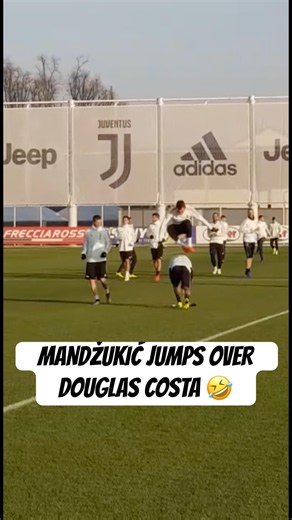 Mario Mandžukić JUMPS OVER Douglas Costa! 🤣 | Juventus Training Ground