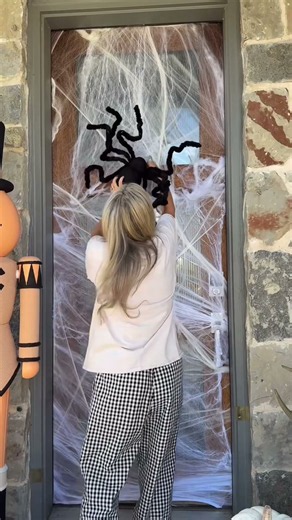 Halloween Front Door Decor Ideas for a Spooky Entrance 🎃