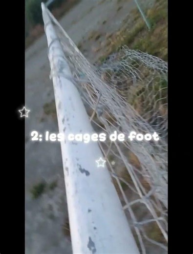 je monte sur des trucs aléatoire sur un terrain de foot ✨️⚽️🥅