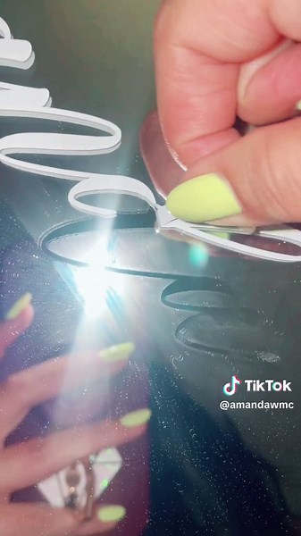 How to remove vinyl letters from your mirror 🤗 #vinyldecal #vinyldecals #vinyldecaltips #vinylremoval #vinylremover #removingvinyl #removingvinyldecals #weddingvinyl #mirrorsign #mirrorsignage #weddingsignage #welcomesign #diywelcomesign #diymirror #weddingtiktok #bridaltiktok #diytiktok #howto #howtotiktok #howtoremove #howtoremovevinyl #vinyllettering