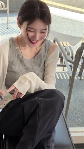 [OOTD] The perfect non-clingy pick for this summer! A must-have sun-blocking Fresh Deep V-neck ca...