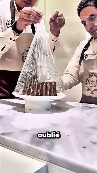Une astuce géniale avec du film alimentaire pour votre gâteau