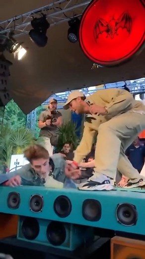 Robbert Rodenburg on Instagram: "“Mind your step” 🤡"