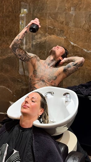 „Wenn die Kundin sagt ‚mach’s heißer‘… und wir ALLES geben – außer die richtige Wassertemperatur.🔥😂 Bei Velvet Vibes bekommst du nicht nur perfekte Hair-Washes, sondern auch unbezahlbare Live-Entertainment-Momente. Wir nehmen unseren Job ernst… nur nicht immer uns selbst. 😇✨ Welcome to the salon where the water stays warm – and the vibes get HOT. #velvetvibesberlin #hairstylistberlin #friseurinberlin #berlinhairsalon #hairfunny #salonhumor #behindthesalon | Florian Valenti