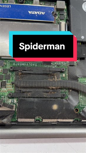 Nos llegó un equipo para mantenimiento general y cambio de pasta. Casi encontramos al hombre araña en él.