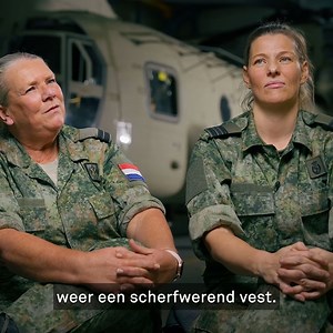 𝗦𝗮𝗺𝗲𝗻𝘄𝗲𝗿𝗸𝗶𝗻𝗴 𝗶𝗻 𝗱𝗲 𝗖𝗵𝗶𝗻𝗼𝗼𝗸 𝗶𝘀 𝗲𝘀𝘀𝗲𝗻𝘁𝗶𝗲𝗲𝗹 𝘃𝗼𝗼𝗿 𝘀𝘂𝗰𝗰𝗲𝘀. Goede communicatie, vertrouwen en een gedeeld doel zorgen ervoor dat het team optimaal presteert. Elk lid draagt bij aan deze samenwerking met unieke vaardigheden. Karin en Leonie maken onderdeel uit van de Chinook crew bij het 298 squadron. Als medevac (medical evacuation) verpleegkundige en arts zorgen zij ervoor dat gewonden of zieken snel en veilig worden geëvacueerd uit gevaarlijke of afgelege
