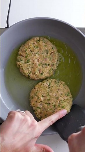 Yummy Salmon Burgers with Slaw