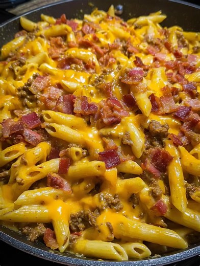 🥓🍔 Bacon Cheeseburger Pasta Bake 🧀✨ Creamy penne with seasoned beef, crispy bacon, and melted cheddar—ultimate comfort food! INGREDIENTS: 1 lb ground beef 6 slices thick-cut bacon, diced ...... Full Recipe in Coʍmеոτ 💬 | Recipes by Rose