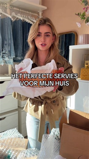 Dit MOET je als servies 🥺 Fijn betaalbaar & perfect matchend met mijn burgundy keuken 💜 Gewoon van Hema 🫶🏼 Zo maak ik mijn ‘basic’ bordenset in beige net wat gezelliger 👀 Waar shop jij de beste uitzet spullen? #uitzet #tableware #interior #unboxing #homedecor