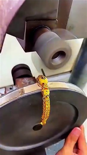 Real Engineerings | Engineering & Technology & Gadgets & DIY on Instagram: "Goldsmith's Glare: Polishing a Brilliant Gold Bracelet to Perfection! ✨💍 ​Witness the final, meticulous step in creating high-end jewelry! This close-up video shows a skilled artisan using a specialized polishing wheel or finishing machine to give a heavy, intricately detailed gold bracelet its signature mirror-like shine. ​The Art of the Final Polish ​In fine jewelry, polishing is the difference between a dull metal an