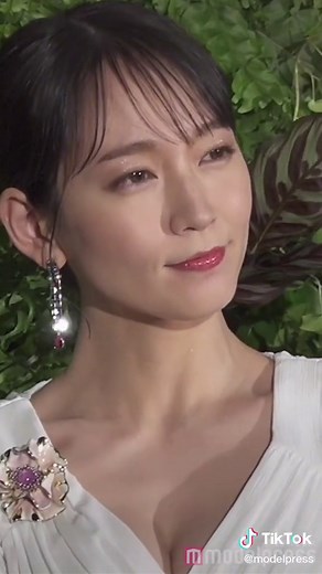 吉岡里帆のセクシーなホワイトワンピース🫢💕✨