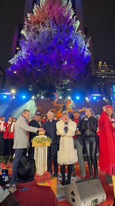 4.8M views · 114K reactions | Practice makes perfect 朗 TONIGHT see Kelly light up the tree at Christmas in Rockefeller Center (again)! 8/7c on NBC and Peacock TV | The Kelly Clarkson Show | Facebook