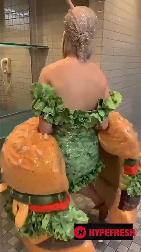 Lettuce not forget when Katy Perry dressed up as a cheeseburger for the 2019 #MetGala. 😂🍔
