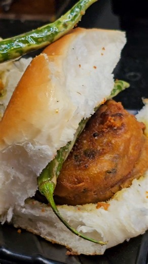 Vada Pav Recipe | #vadapav #mumbaifood #mumbaivadapavrecipe #tasty #indianfood #viral #dishhub12