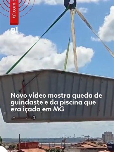 Atingiu cinco imóveis - Um vídeo gravado na última sexta-feira (16) mostra o momento em que a piscina, que era içada pelo guindaste que tombou sobre casas em Uberlândia, despenca. O veículo danificou cinco imóveis no Bairro Laranjeiras e deve ser retirado ao longo desta terça-feira (20). As imagens foram gravadas por um trabalhador que acompanhava o içamento da piscina que seria instalada em uma residência. O flagrante foi cedido com exclusividade à TV Integração. A piscina permanece suspensa so