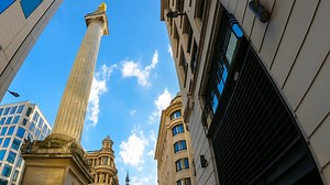 Walking Tour of The Monument and City of London – United Kingdom (4K)
