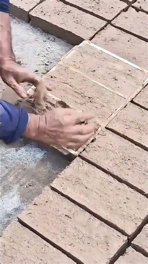 Proses pembuatan batu bata merah mentah tradisional menggunakan cetakan kayu