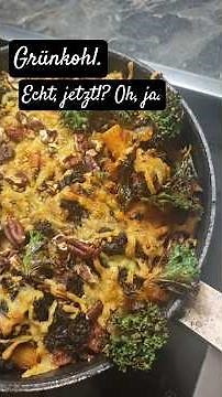 Veganer Nudelauflauf mit Grünkohl, getrockneten Tomaten und Pekannüssen.
