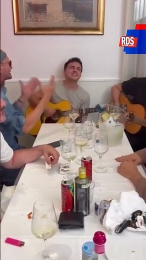 Biagio Antonacci, Olly e Juli cantano “Iris” a tavola | RDSnews