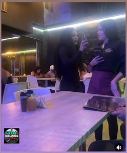 1M views · 2.3K reactions | Una mujer fue donde trabajaba la moza de su marido, se hizo pasar por una cliente y cuando le entregó la carta para que pidiera el menú del día. le reclamo, le mostró fotos y se formó la pelea | Urabá Sin Límites Noticias | Facebook