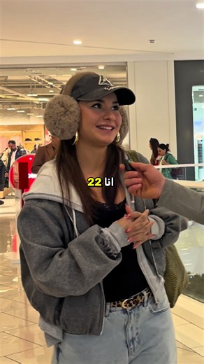 كم عمر البنت في آخر الفيديو؟